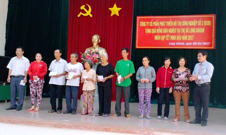 1.trao tang qua tet cua cong ty D2D 6-1-2017.jpg