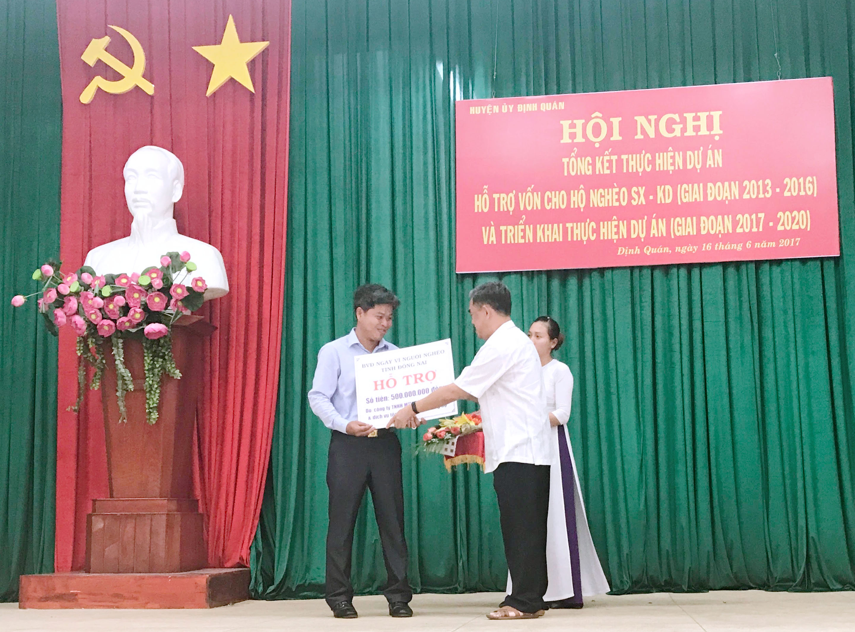 16-6 Ông Huỳnh Văn Tới - Chủ tịch UBMTTQVN tỉnh trao vốn hỗ trợ cho dự án.jpg
