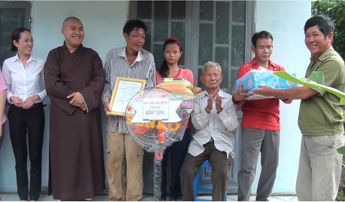 171103 DANH LỘC Trao nhà tình thương Bảo Quang.jpg