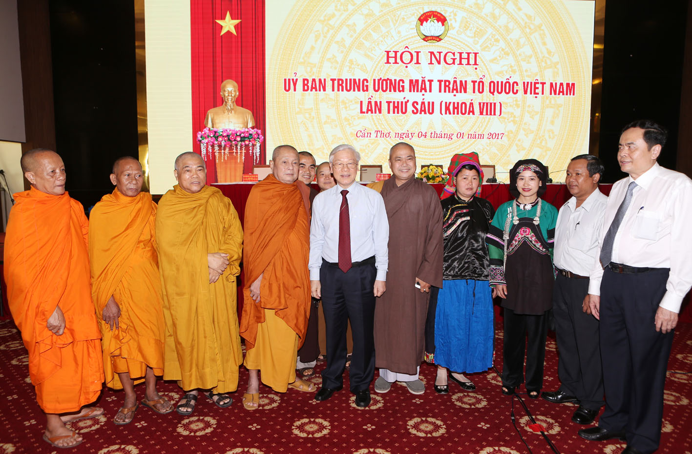 4b Tổng Bí thư Nguyễn Phú Trọng với các đại biểu dự Hội nghị. (1).jpg