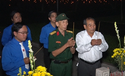 7-27-2017 lãnh đạo dự lễ thắp nến .png