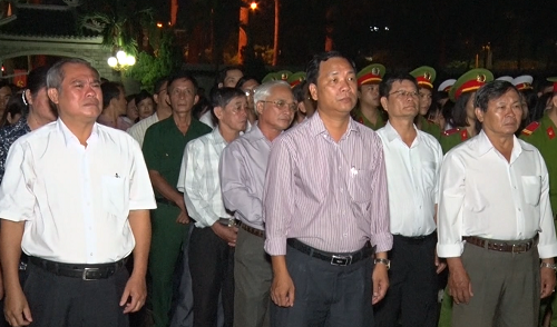 7-27-2017 lãnh đạo dự lễ thắp nến.png
