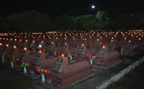 CHINH7-27-2017 lãnh đạo dự lễ thắp nến A.png