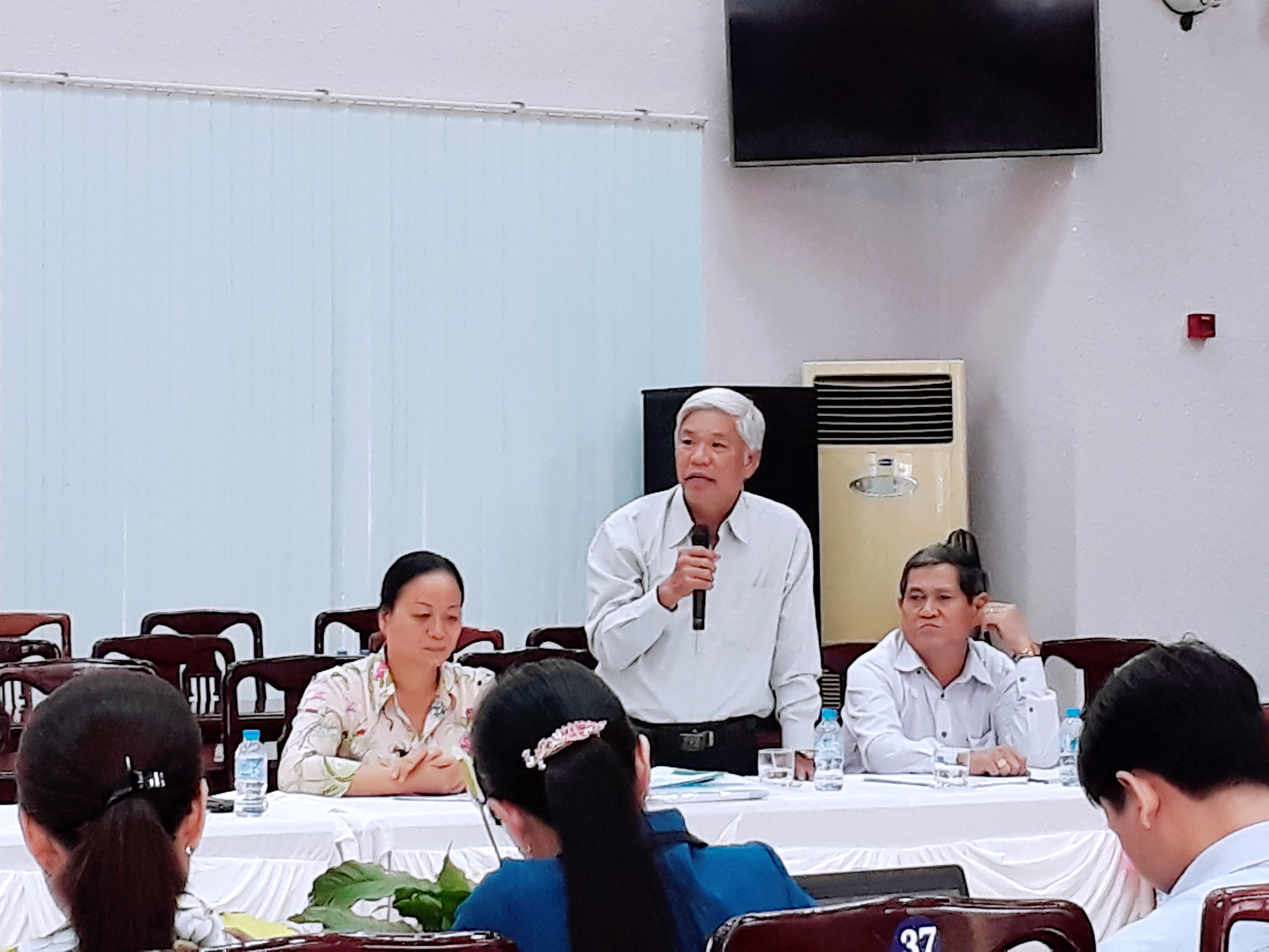 Các đại biểu trao đổi, thảo luận.jpg