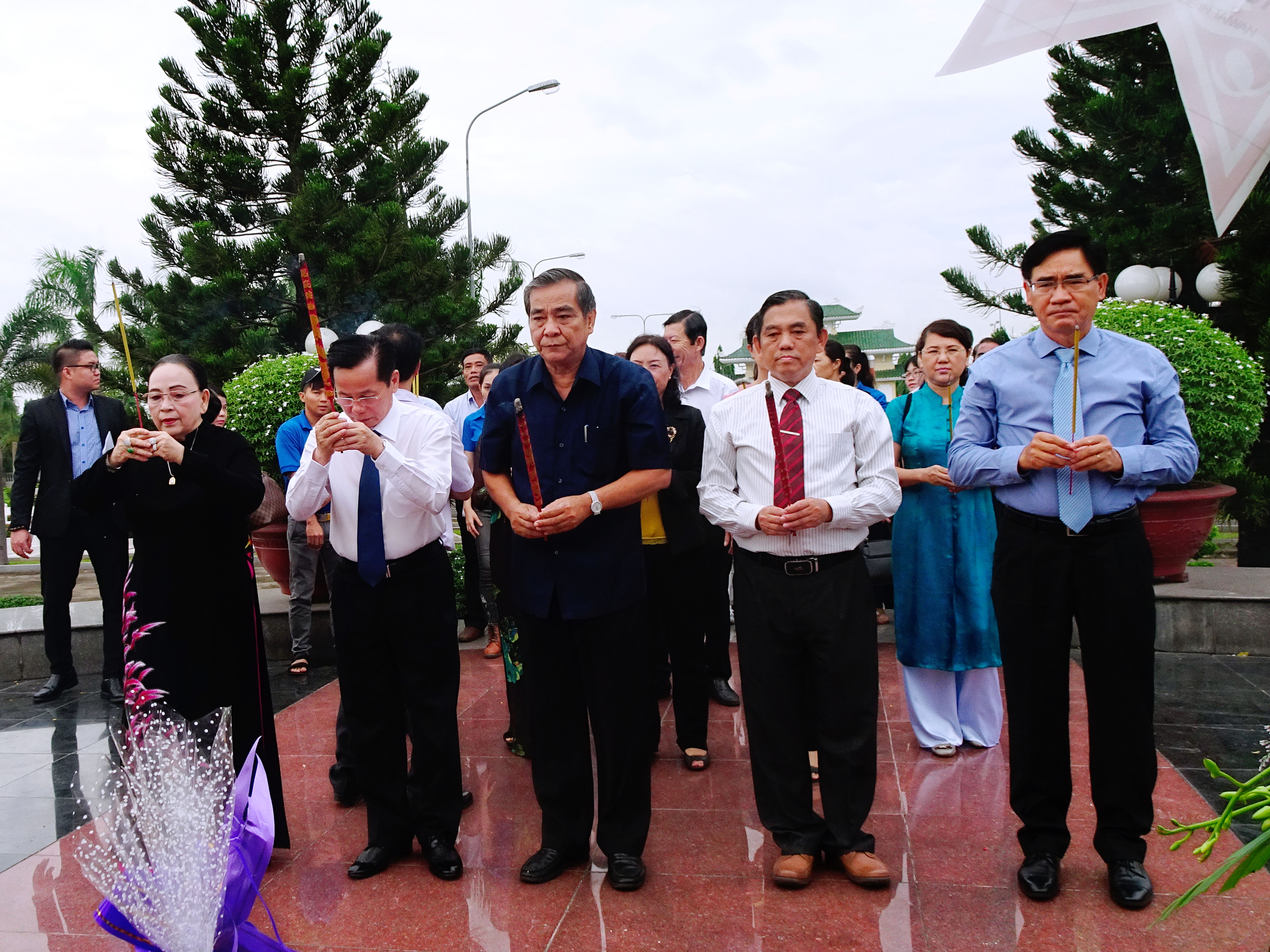 Cùng lãnh đạo tỉnh viếng NTLS tỉnh.jpg