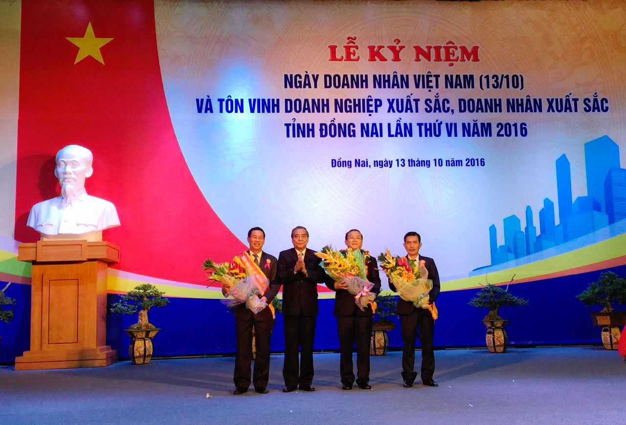 Doanh nhân được tôn vinh 13-10.jpg
