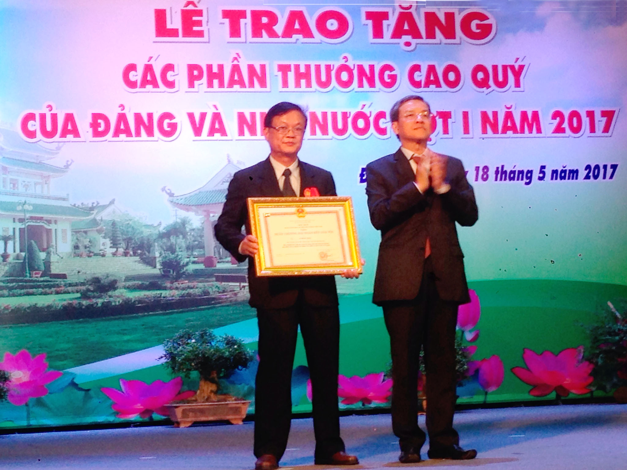 HUAN CHUONG DAI DOAN KET DAN TOC.jpg