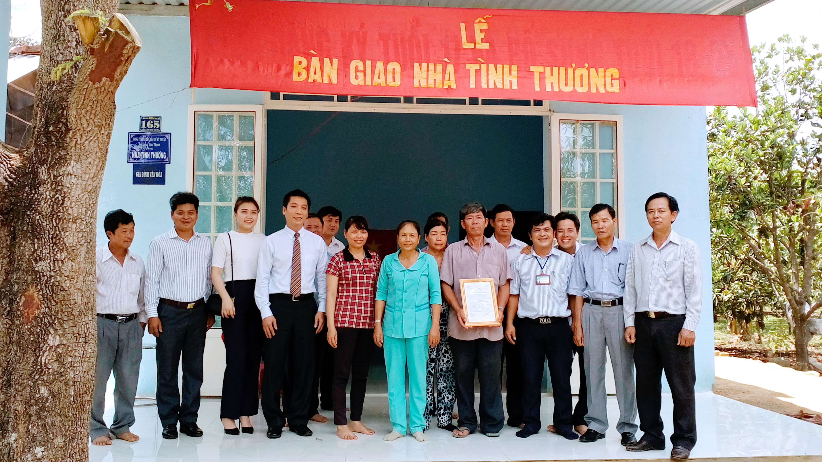 Hình7 Lễ bàn giao nhà tình thương cho gia đình ông Phan Văn Thành.jpg