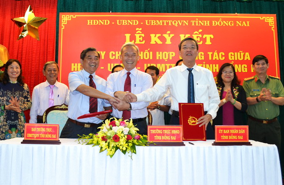Ký kết phối hợp giữa các cơ quan HĐND, UBND và Ủy ban MTTQ tỉnh.JPG