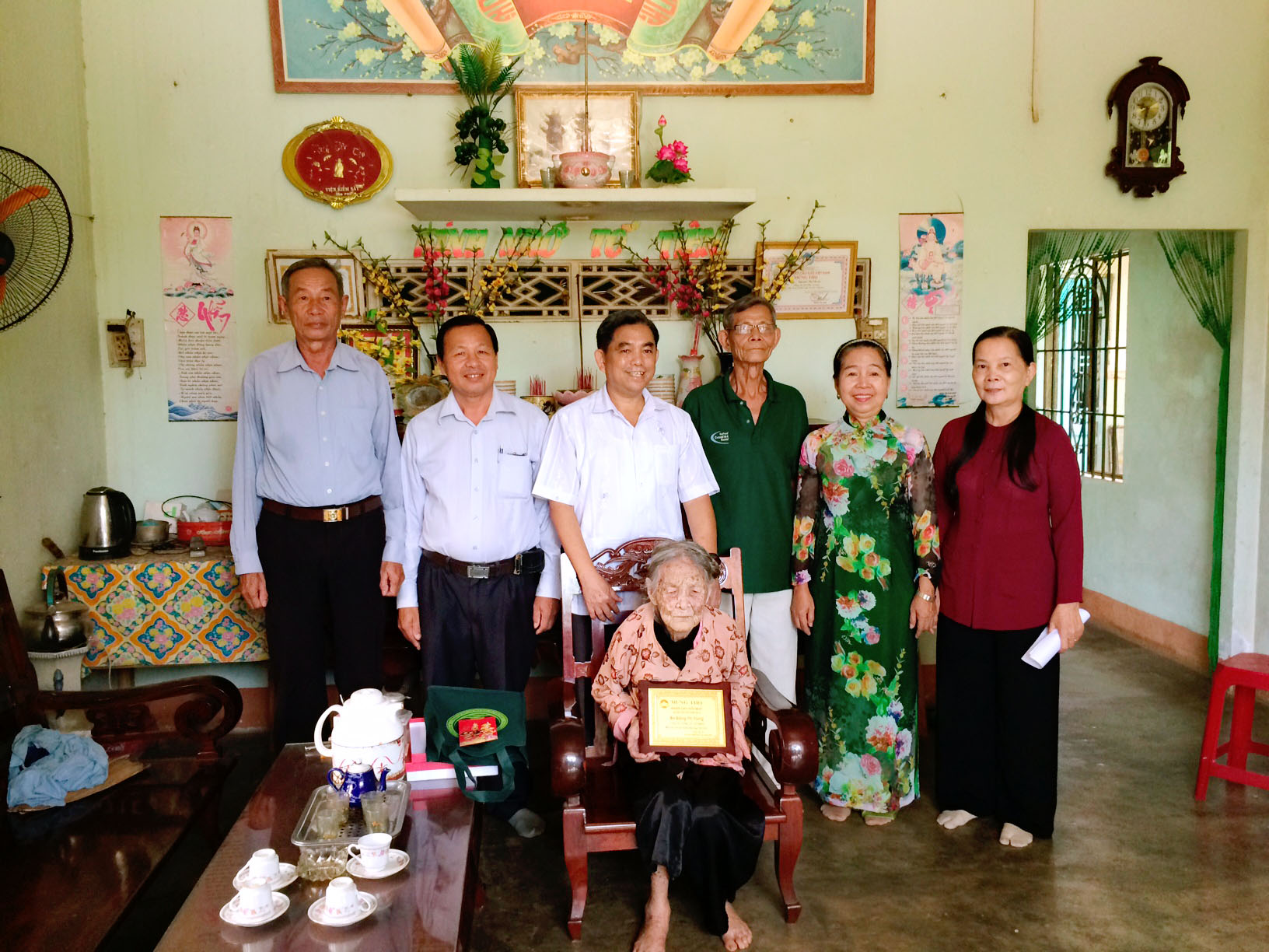 Mừng thọ cụ bà Đặng Thị Trung, 115 tuổi tại ấp Phú Thắng, xã Phú Trung, huyện Tân Phú, sáng ngày 28-9-2016.jpg