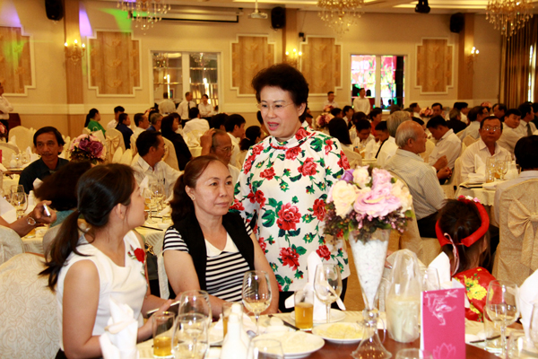 Phó bí thư Tỉnh ủy Phan Thị Mỹ Thanh thăm hỏi kiều bào về dự họp mặt.jpg