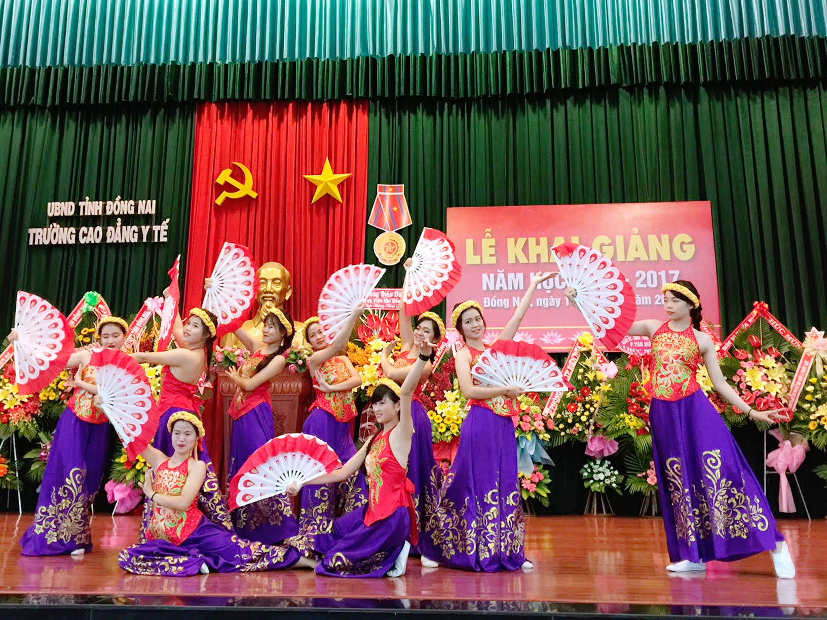 Sinh viên hát múa chào mừng khai giảng 14-10-2016 .jpg