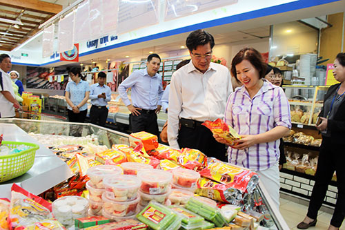 Thứ trưởng Bộ Cong thương Hồ Thị Kim Thoa kiểm tra việc bán hàng việt tại Siêu thị CoopMart Biên Hòa.jpg