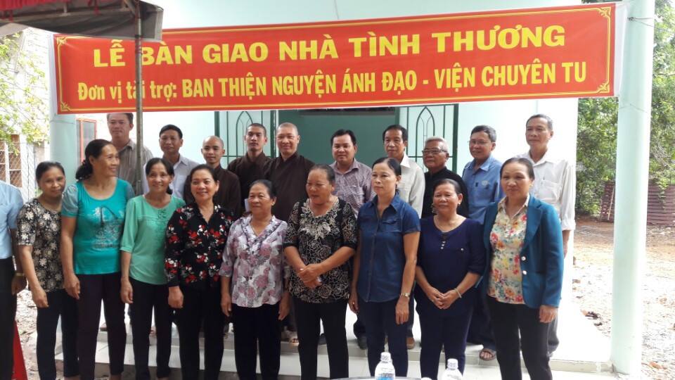 le ban giao nha tinh thuong tai xa Bau Can.jpg