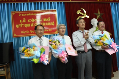 trao quyet dinh cho các dong chi nghi huu.JPG