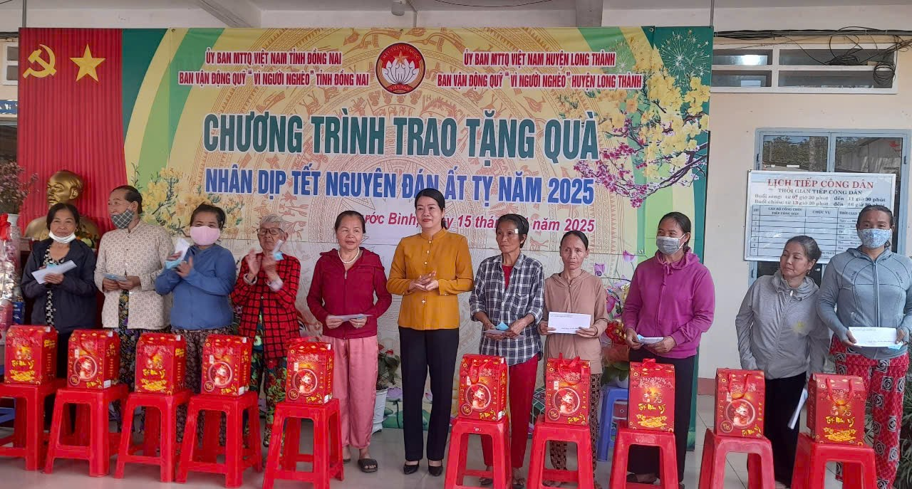 trao quà Lthanh.png