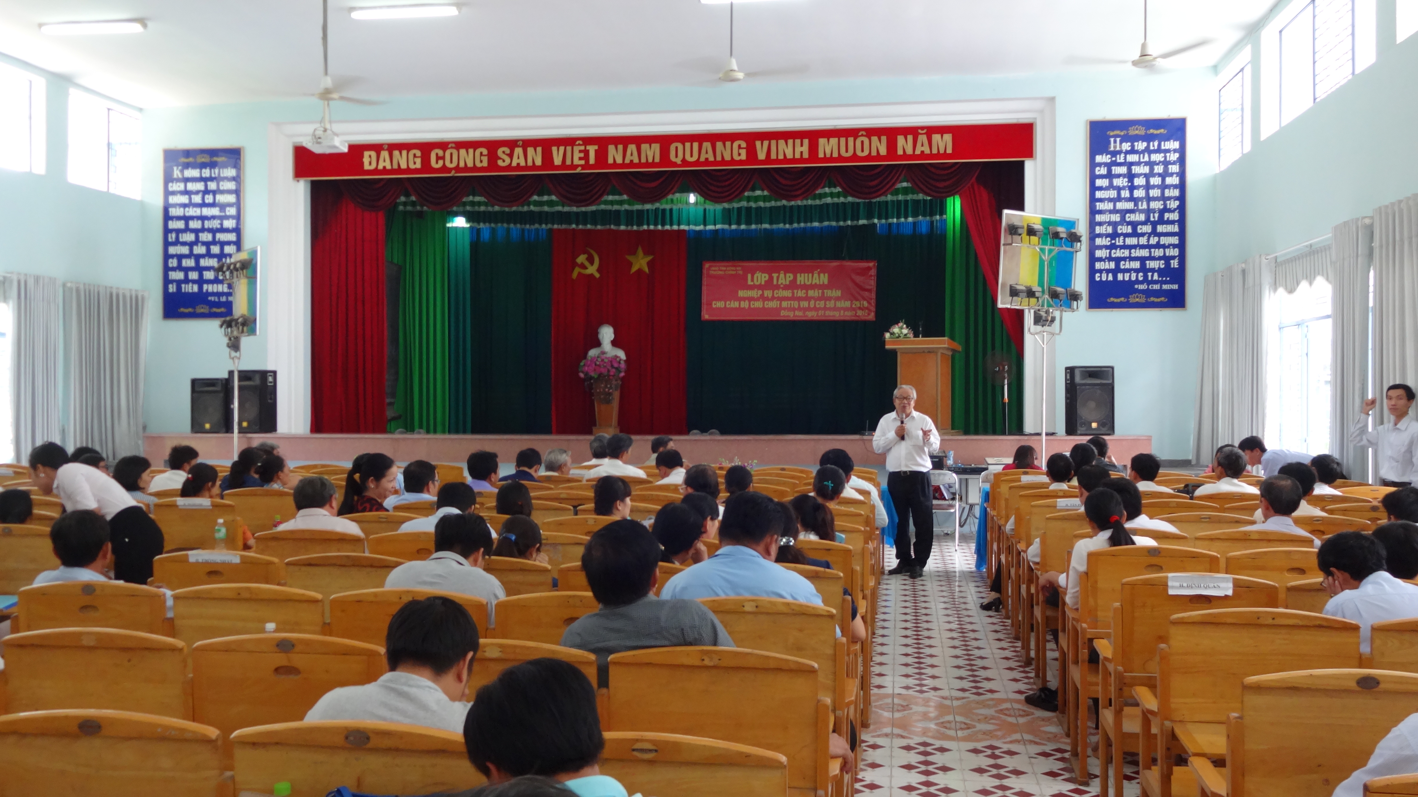 Ông Nguyễn Công Ngôn - Phó Chủ tịch Thường trực Ủy ban MTTQ Việt Nam tỉnh trao đổi tại buổi thảo luận.JPG