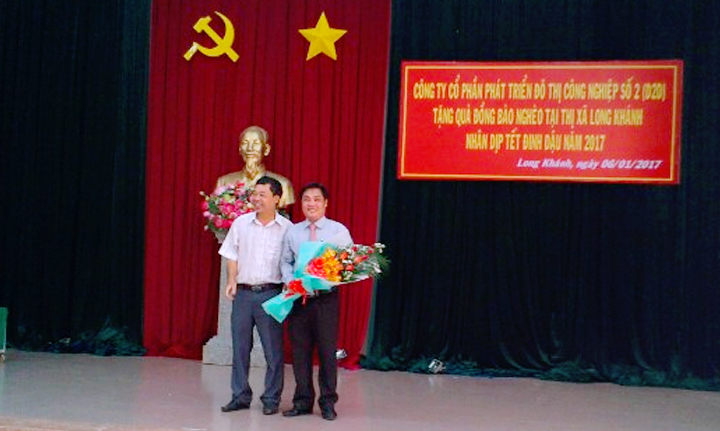2.trao tang qua tet cua cong ty D2D 6-1-2017.jpg