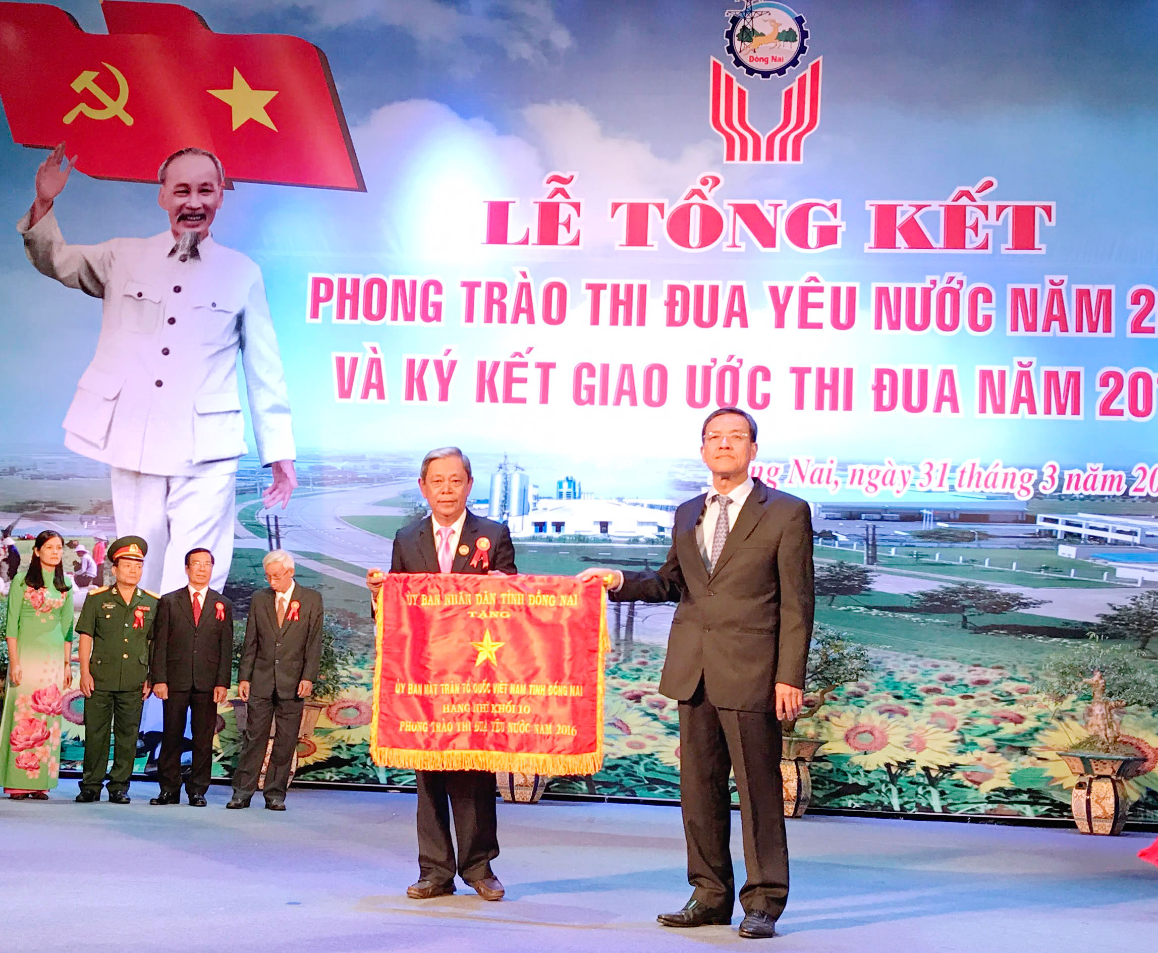 ĐC Nguyễn Văn Dũng thay mặt Ban TT MTTQVN tỉnh Đồng Nai nhận cờ thi đua xuất sắc hạng nhì.jpg