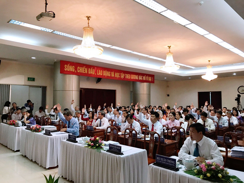 Đại biểu HĐND tỉnh biểu quyết thông qua NQ về giám sát, phản biện xã hội.jpg