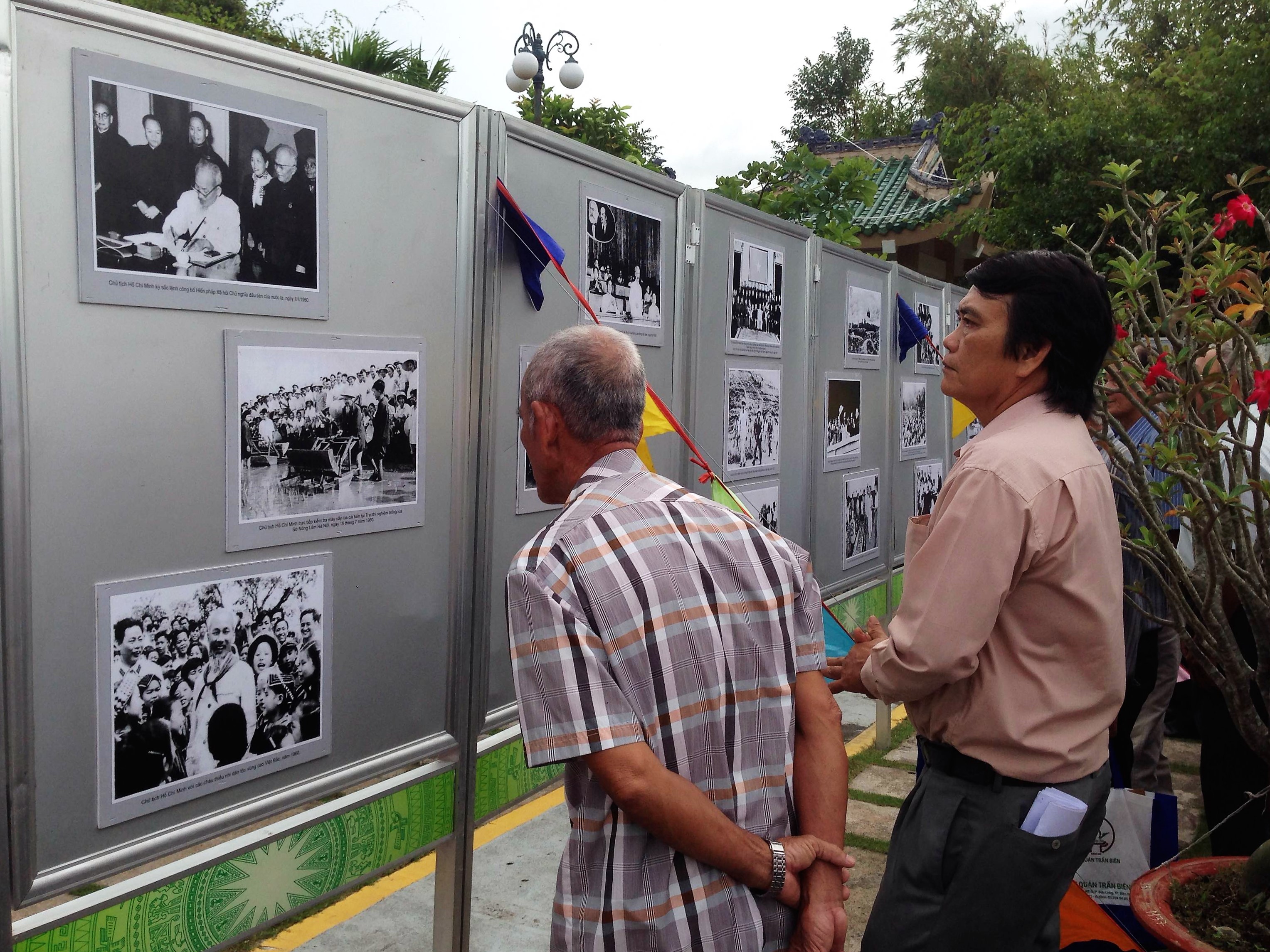 Đại biểu tham quan triển lãm ảnh về Cuộc đời và sự nghiệp Chủ Tịch Hồ Chí Minh.JPG