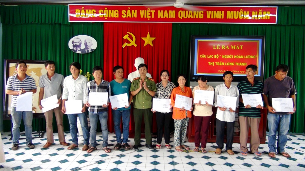 Đại diện Quỹ Doanh nhân với an ninh trật tự Đồng Nai trao vốn vay cho người hoàn lương.JPG