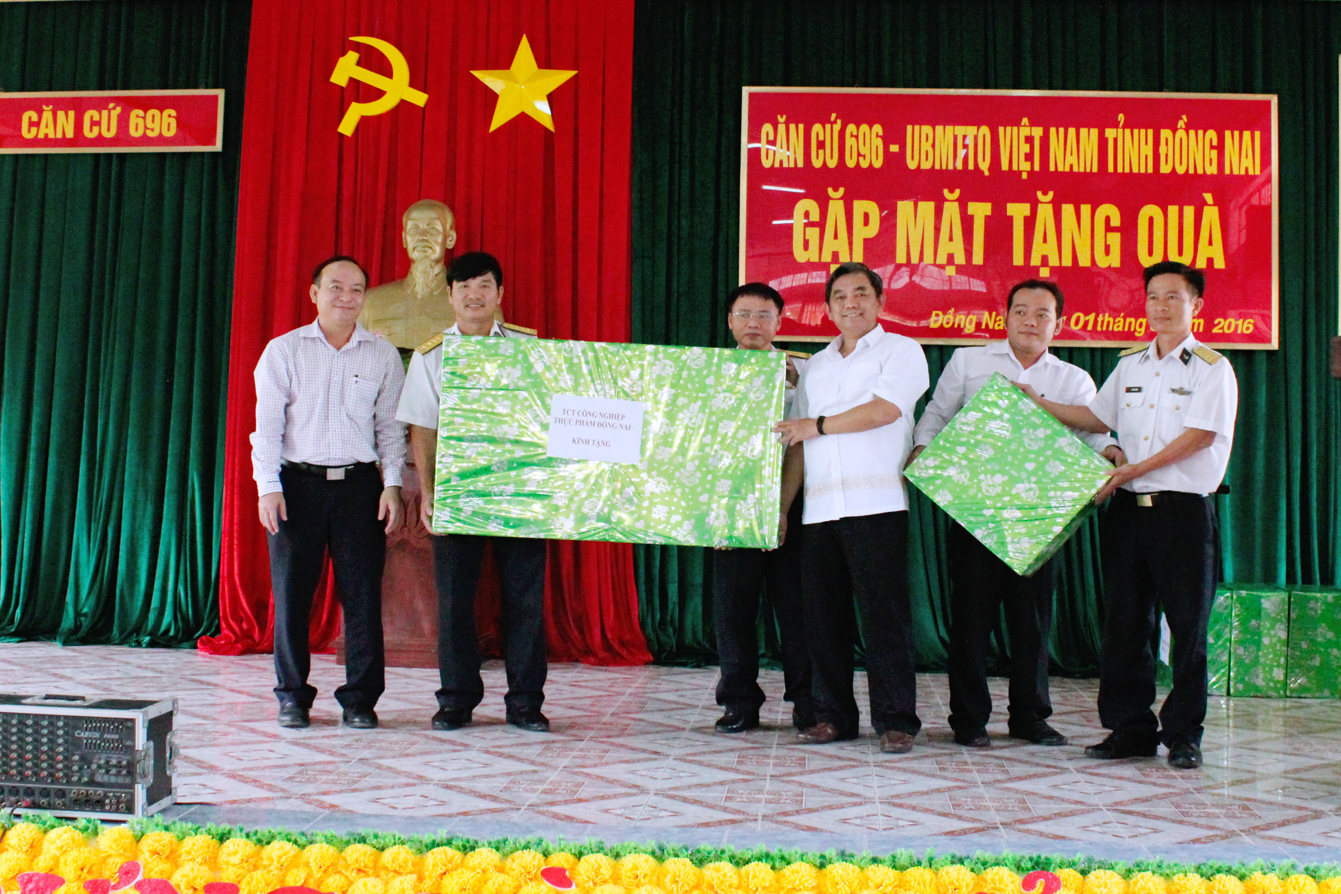 Đồng chí Huỳnh Văn Tới - UVBTV Tỉnh ủy, Chủ tịch Ủy ban MTTQ Việt Nam tỉnh trao quà.jpg