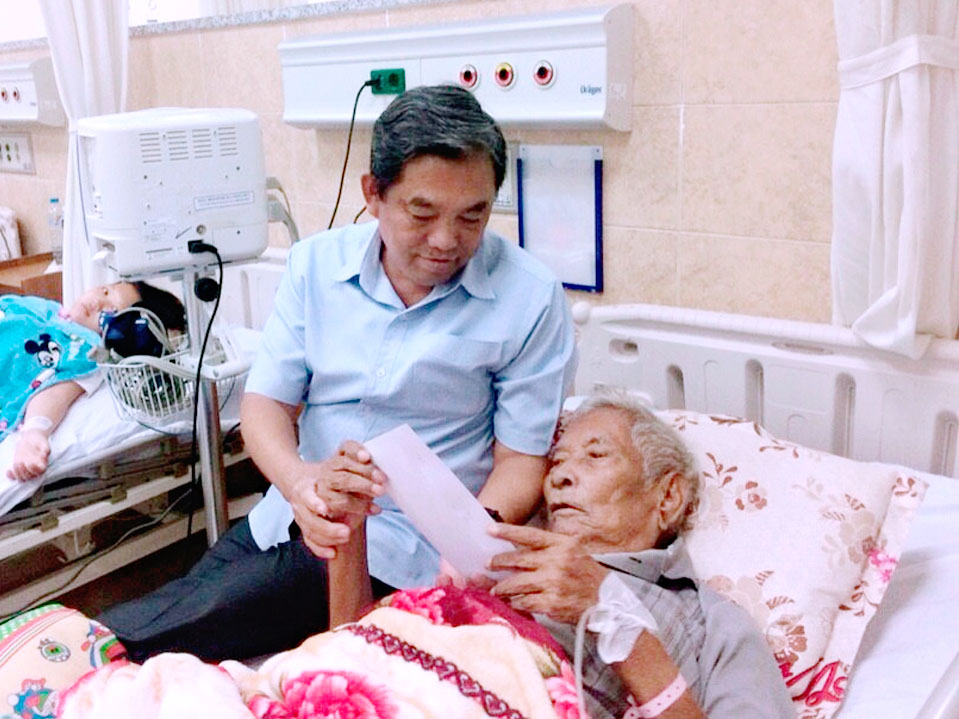 3. trao tien ong K LƯ 2.jpg