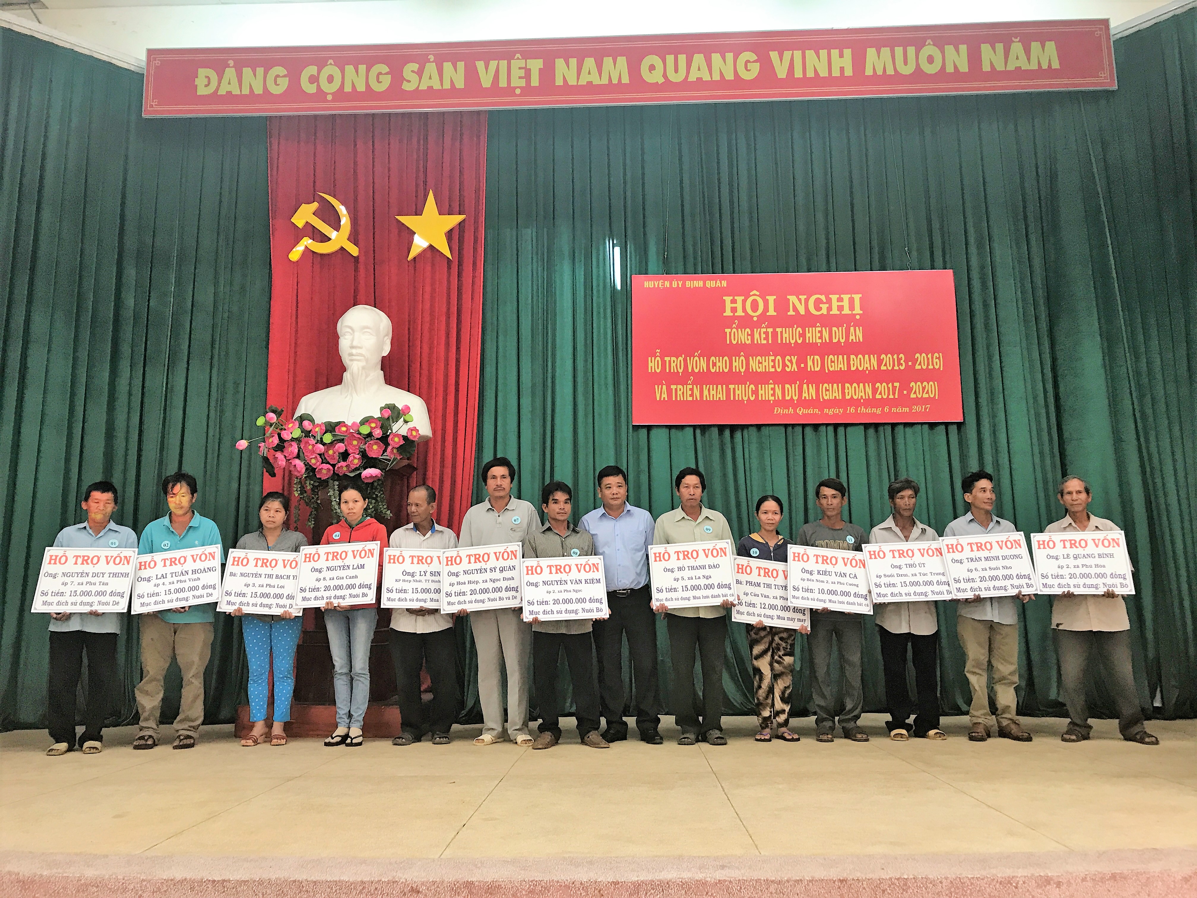 Đồng chí Trần Hữu Hạnh - Chủ tịch Ủy ban MTTQ Việt Nam huyện trao tiền hỗ trợ vốn cho các hộ gia đình .JPG