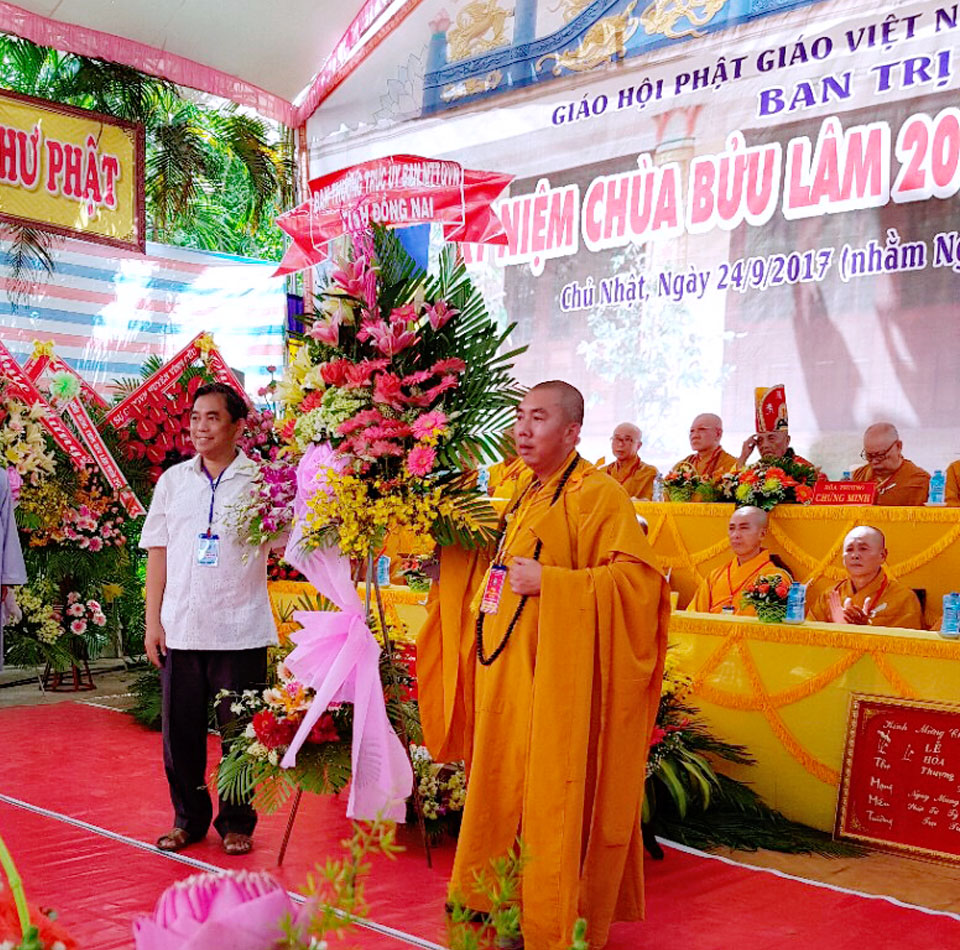 ảnh Chủ tịch tặng hoa chùa Bửu Lâm.JPG
