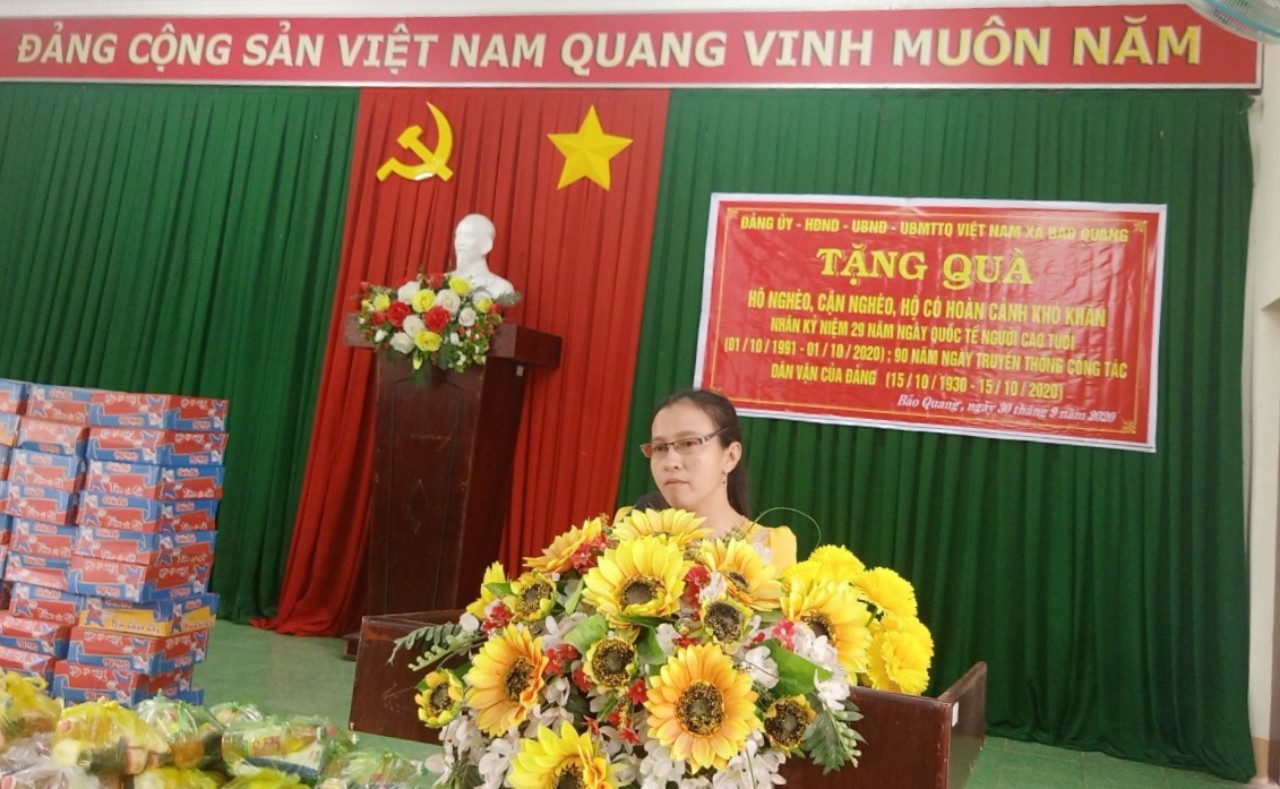 Bà Nguyễn Thị Hồng Nga phát biểu trong buổi Lễ trao quà .jpg