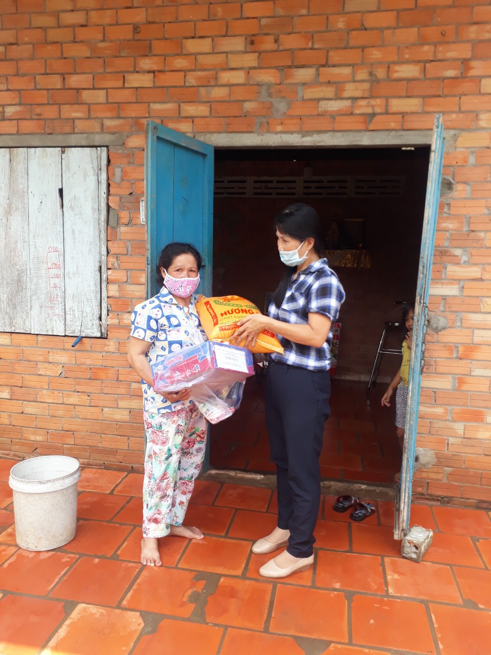 Bà Nguyễn Thị Tú - Trưởng ban CTMT khu phố Ruộng Hời tặng quà cho hộ khó khăn.jpg