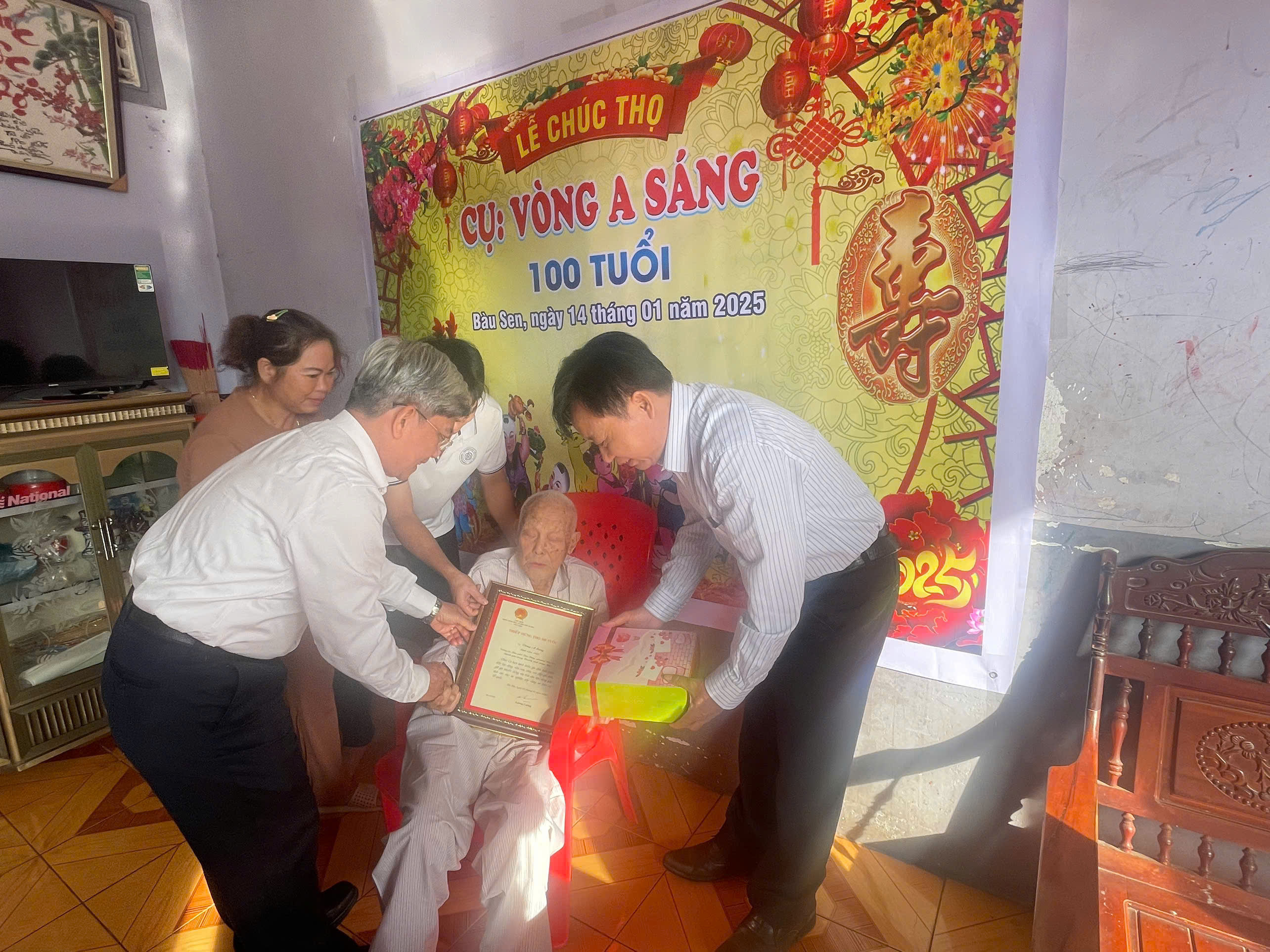 cụ vòng a sáng a thành trao.jpg