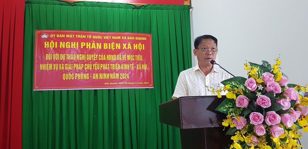 Ông Đặng Trung Mạnh, PBT Đảng ủy-Chủ tịch UBND xã phát biểu trao đổi tại Hội nghị.jpg