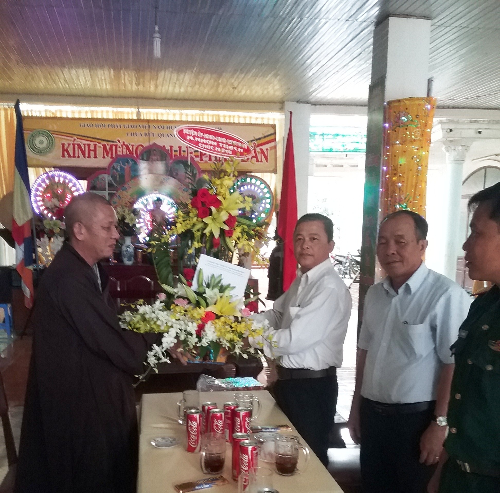 Đồng chí Lê Vân Chính - UVTV Huyện ủy, PCT HĐND huyện cùng Đoàn thăm, chúc mừng lễ Phật đản tại Chùa Bửu Quang.jpg