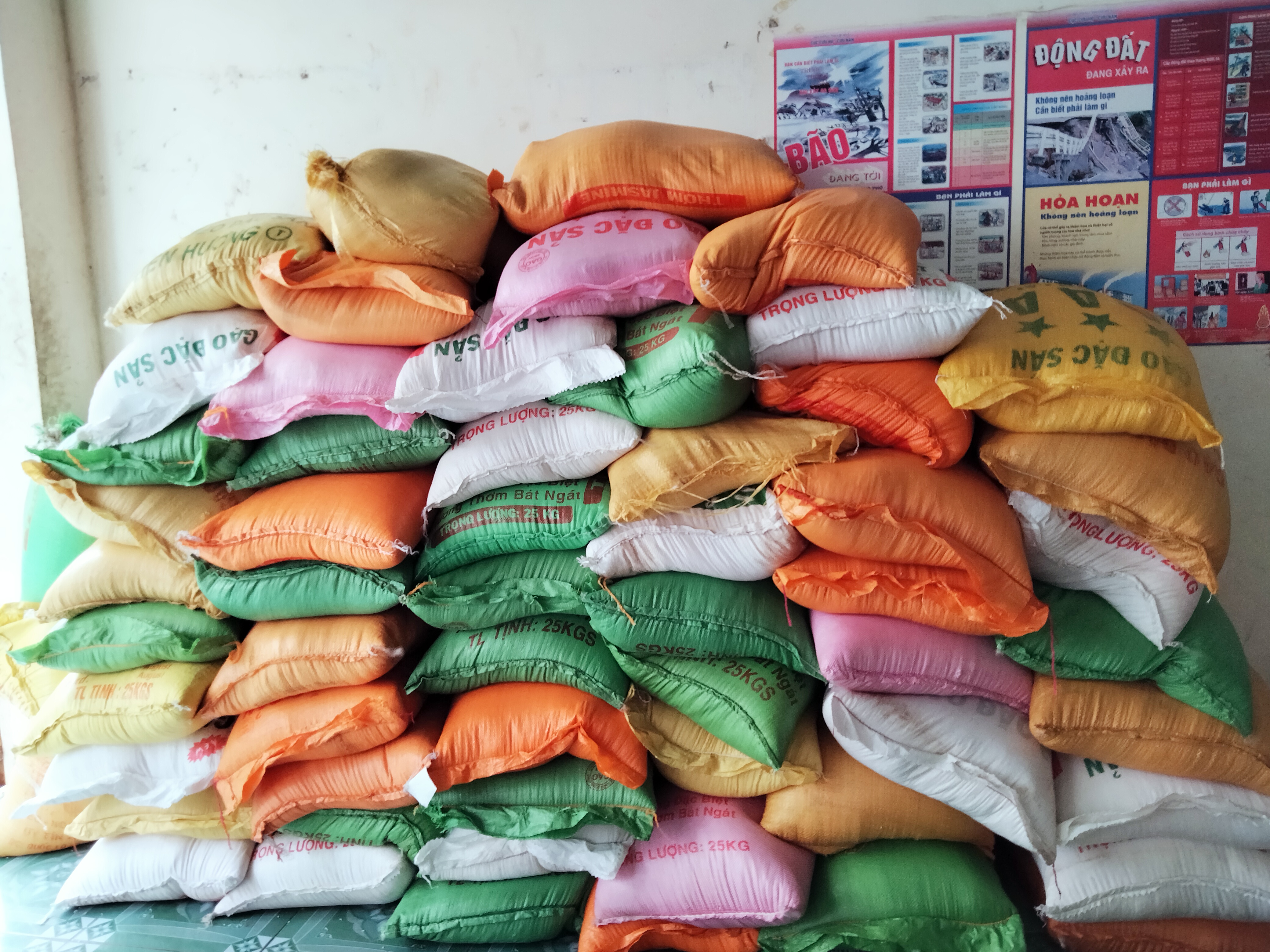 1,5 tấn gạo hỗ trợ hộ khó khăn do ảnh hưởng dịch bệnh Covid-19 do Chùa Huyền Trang tặng.jpg