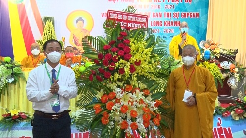 211016 ONG BUI QUOC THE TANG HOA CHUC MUNG.jpg