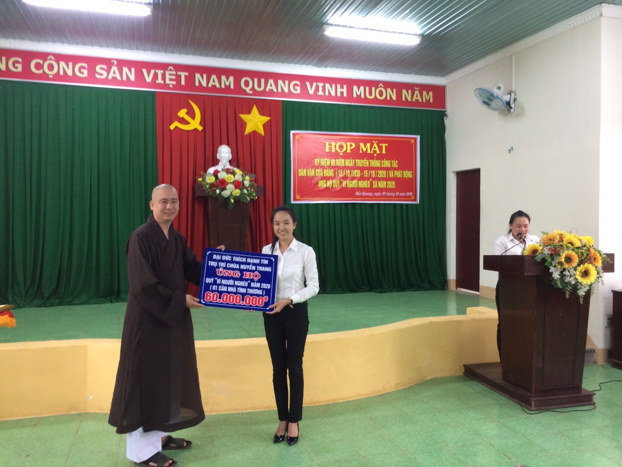 Bà Lương Thị Bảo Thùy, CT.MTTQ-Trưởng ban vận động Quỹ VNN xã nhận tiền ủng hộ Quỹ VNN tại buổi phát động.jpg