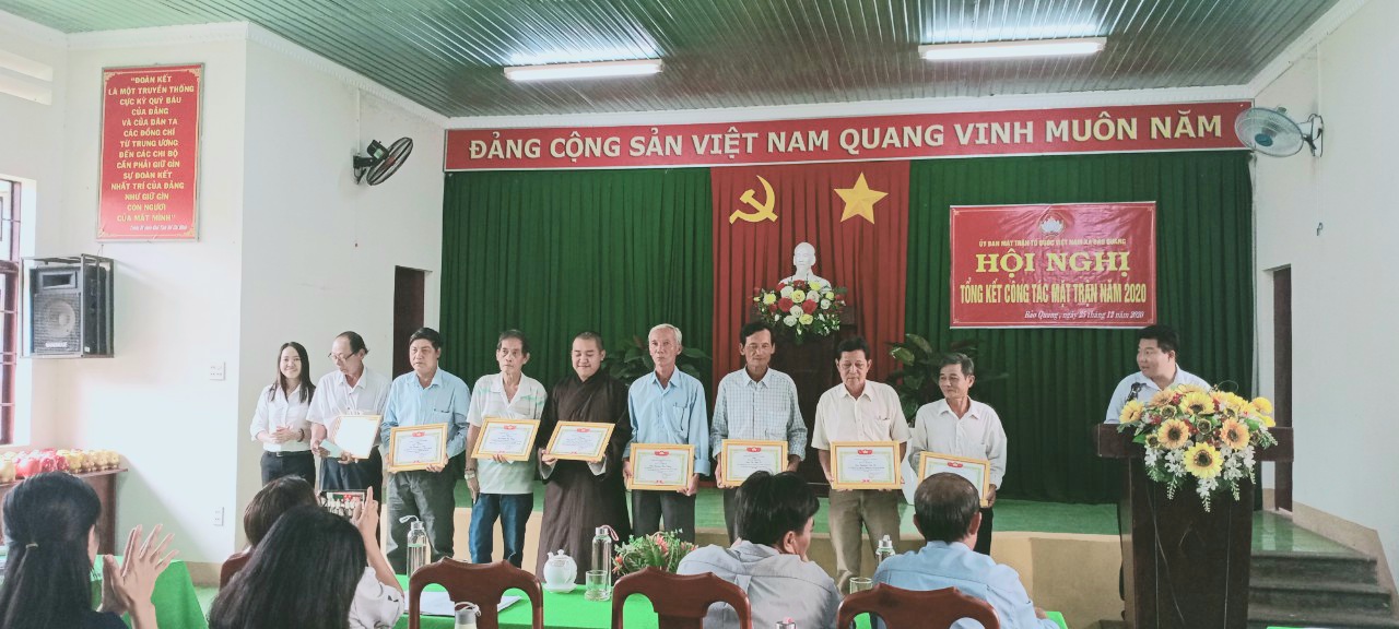 Bà Lương Thị Bảo Thùy, Chủ tịch UBMTTQ Việt Nam xã trao giấy khen cho các cá nhân.jpg