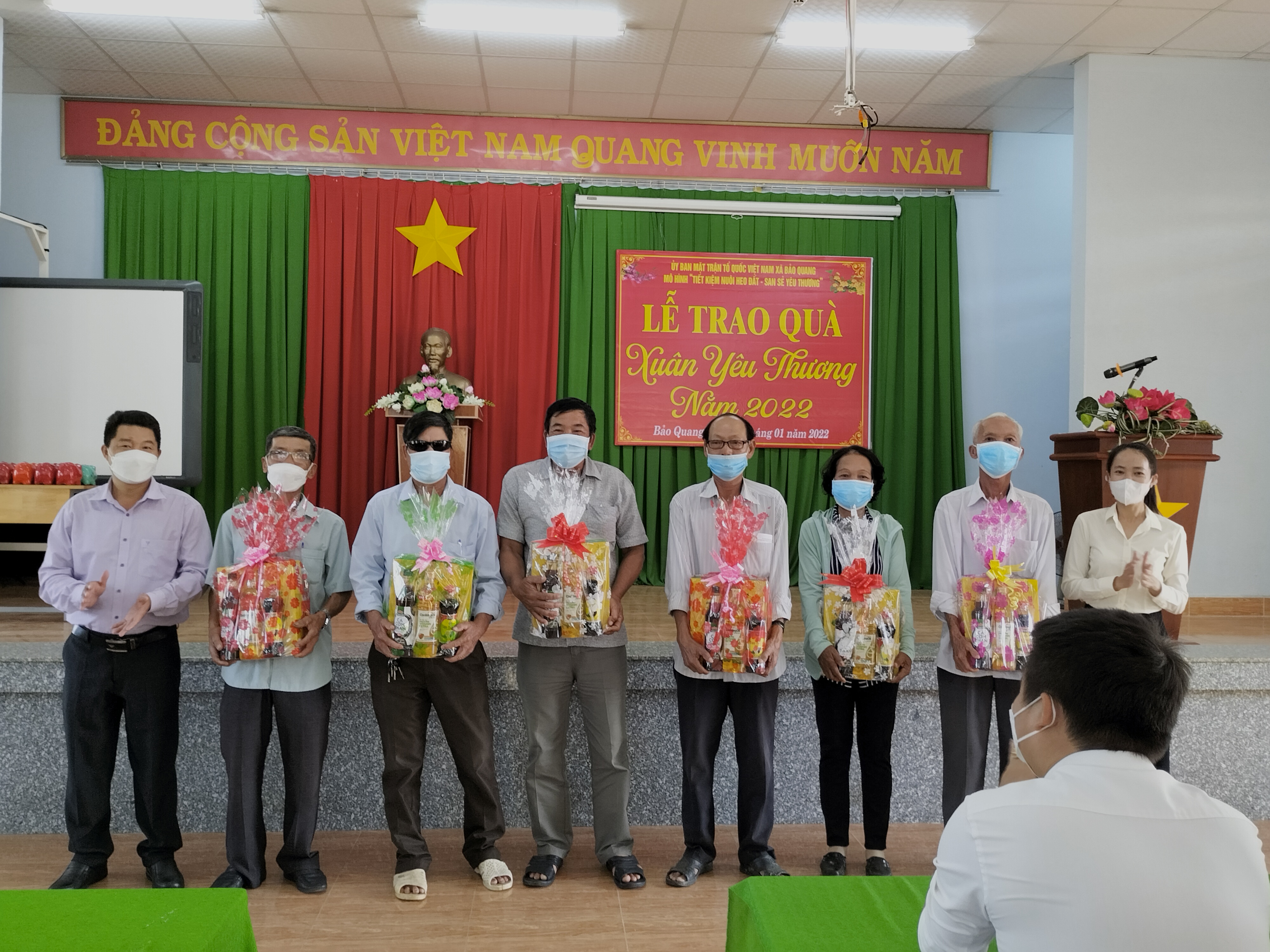 Bà Lương Thị Bảo Thùy, Chủ tịch Ủy ban MTTQ Việt Nam xã tặng quà cho các thành viên Mô hình nhân dịp Xuân Nhâm Dần 2022 (1).jpg