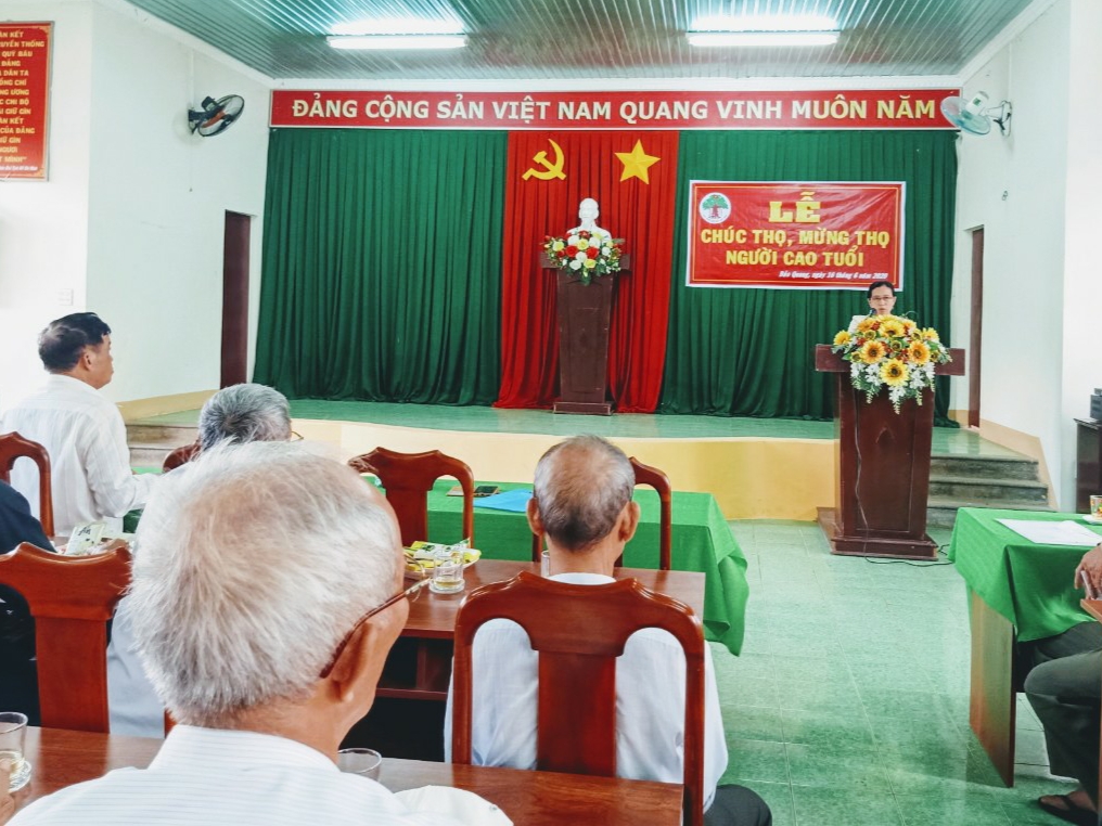 Bà Nguyễn Thị Hồng Nga, PCT-UBND xã phát biểu mừng thọ, chúc thọ Người cao tuổi trong buổi lễ (1).jpg