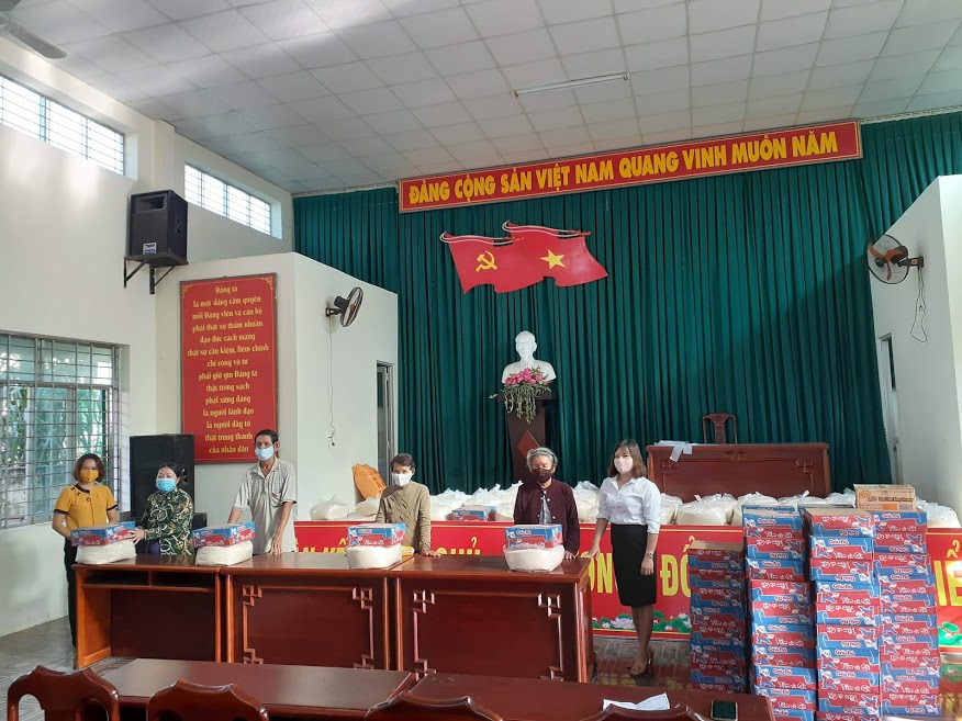 Bà Nguyễn Thị Sao- CT MTTQ phường trao quà cho hộ nghèo.jpg