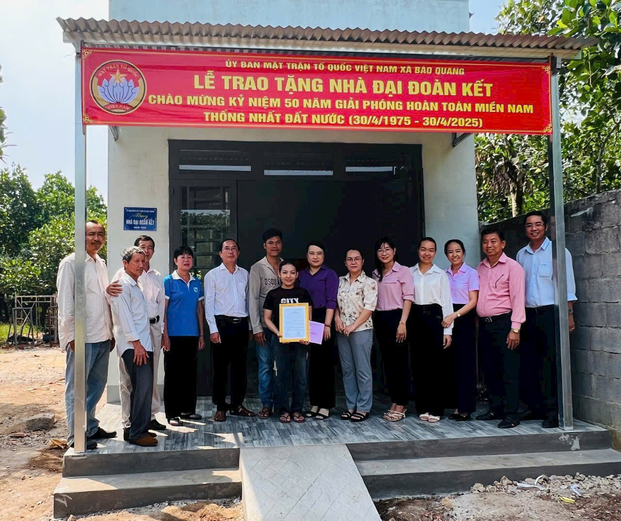 Bàn giao nhà Đại đoàn kết cho hộ Thị Hồng, ấp 18 Gia Đình.jpg