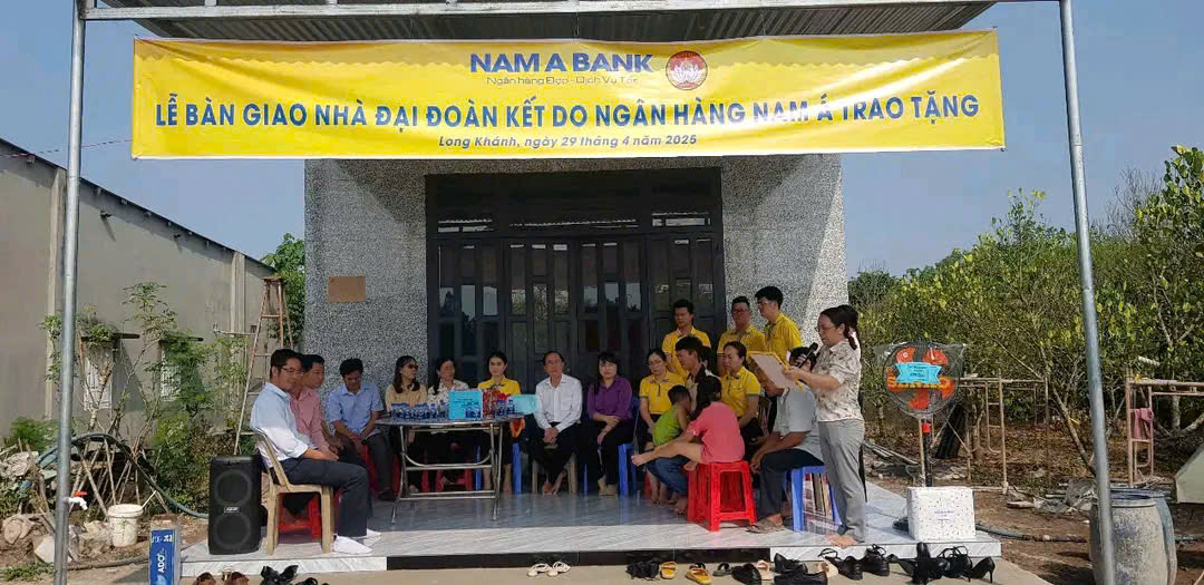 Bàn giao nhà Đại đoàn kết cho hộ bà Lương Ánh mi Tổ 5, ấp Thọ An.jpg