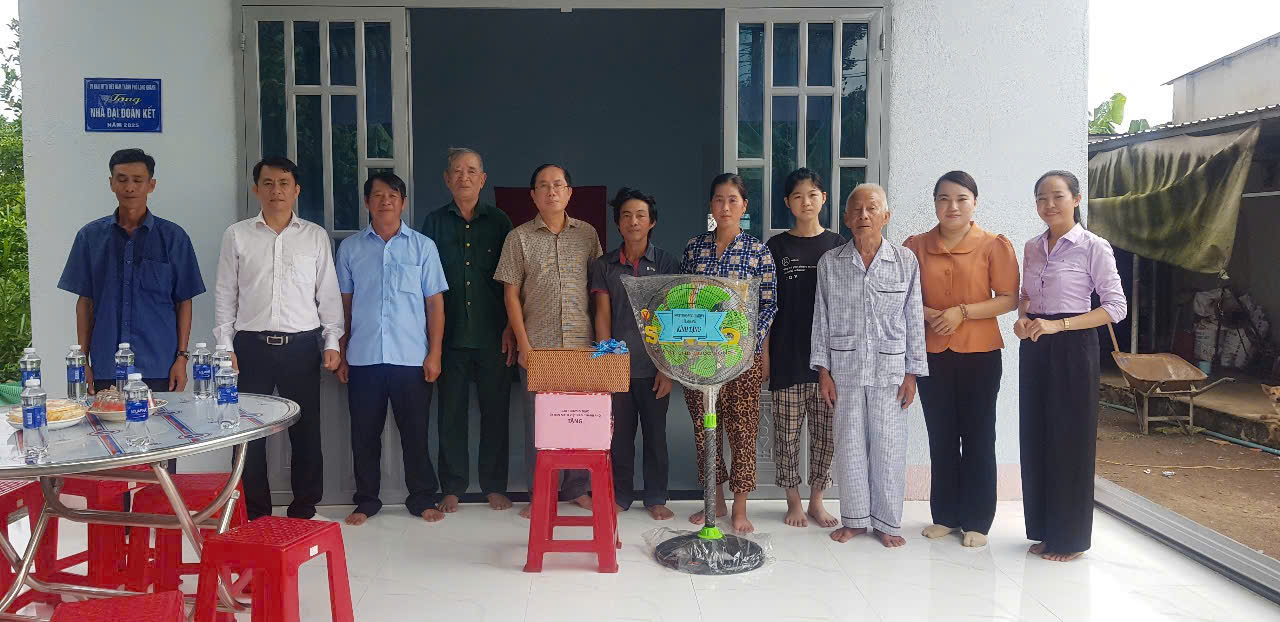 Bàn giao nhà Đại đoàn kết cho hộ cận nghèo Ông Cao Thành Mình, tổ 4, ấp Lác Chiếu.jpg