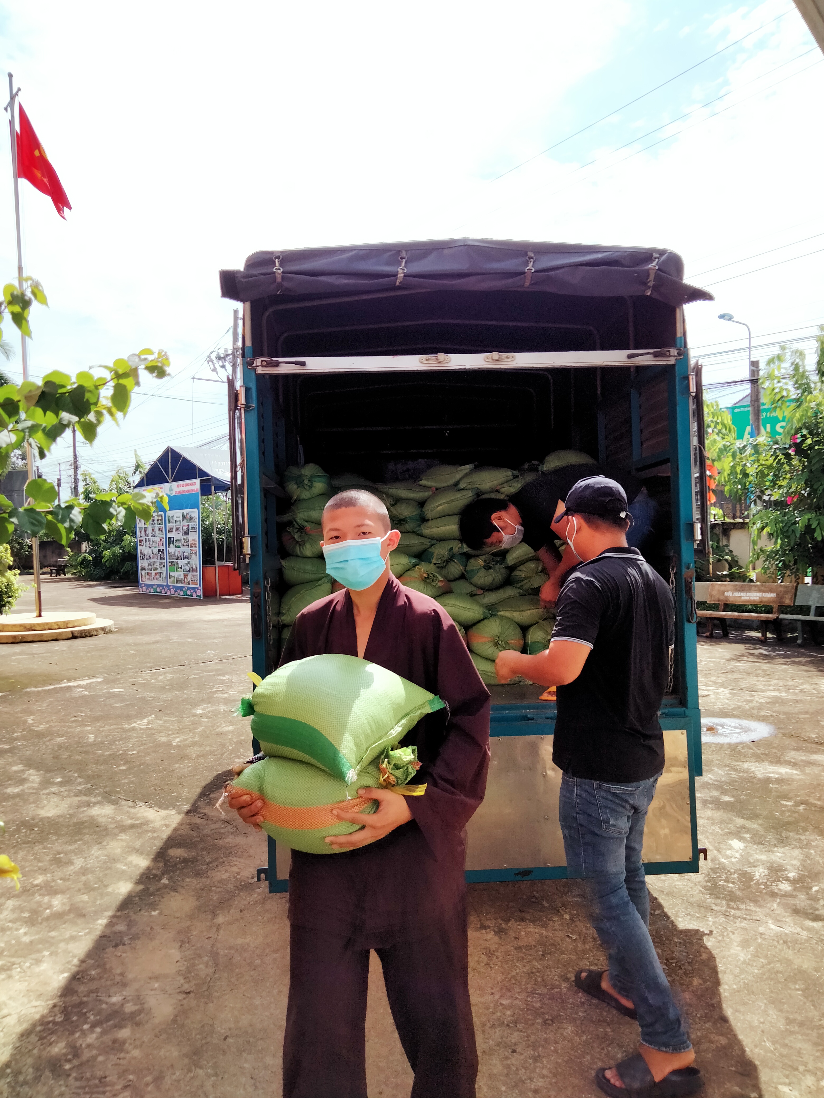 Chùa Huyền Trang tặng gạo và các nhu yếu phẩm cho hộ bị ảnh hưởng do dịch bệnh Covid-19.jpg