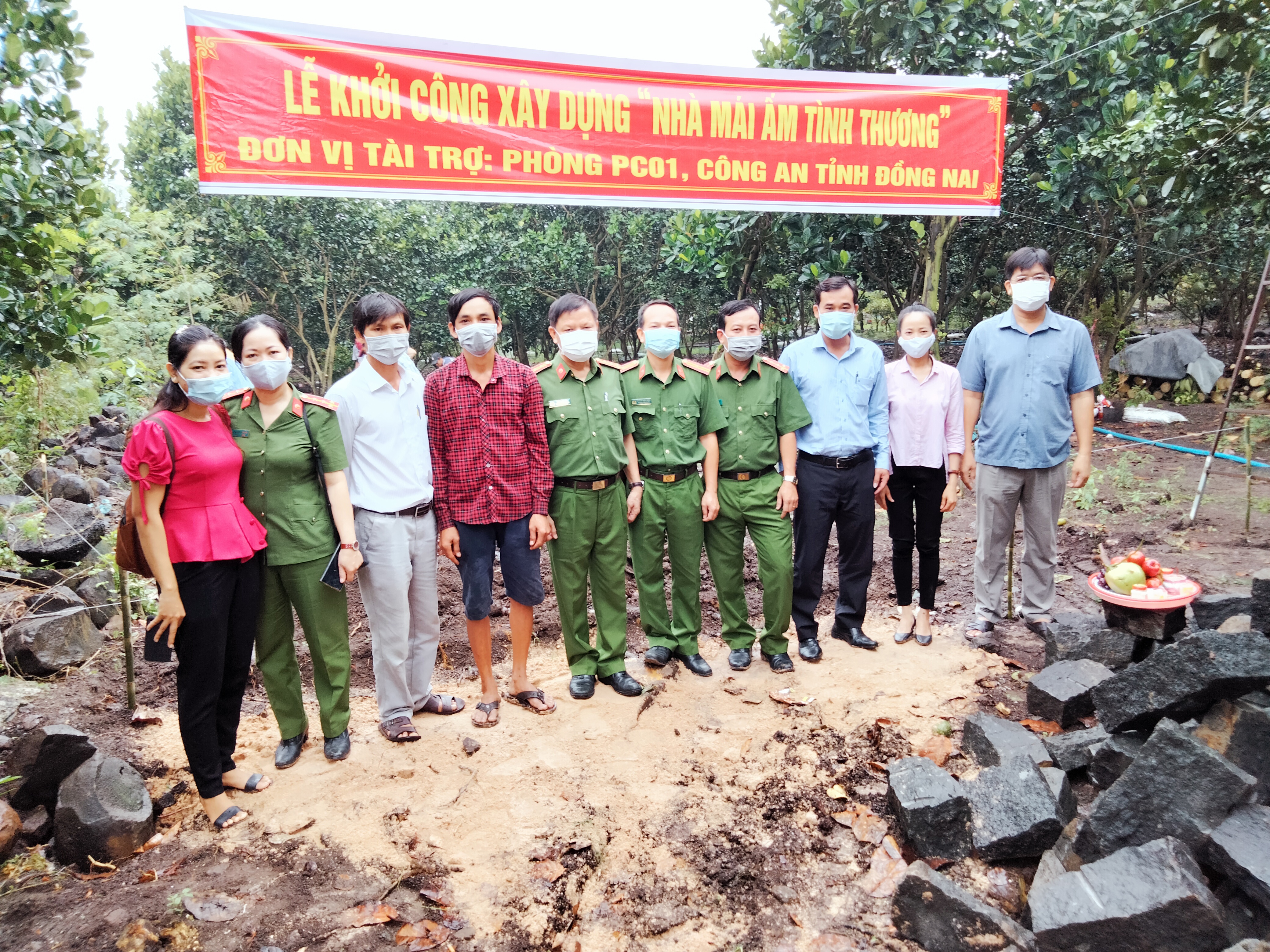 Các đại biểu chụp hình lưu niệm tại buổi khởi công xây nhà ông Thổ Sang, ấp 18 Gia Đình.jpg