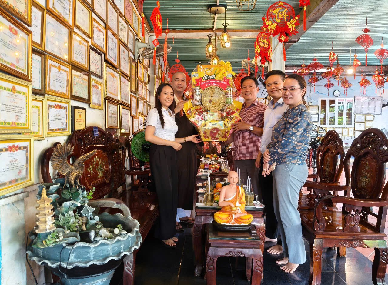 Các đồng chí lãnh đạo xã thăm và chúc mừng Đại lễ Phật đản Chùa Huyền Trang.jpg