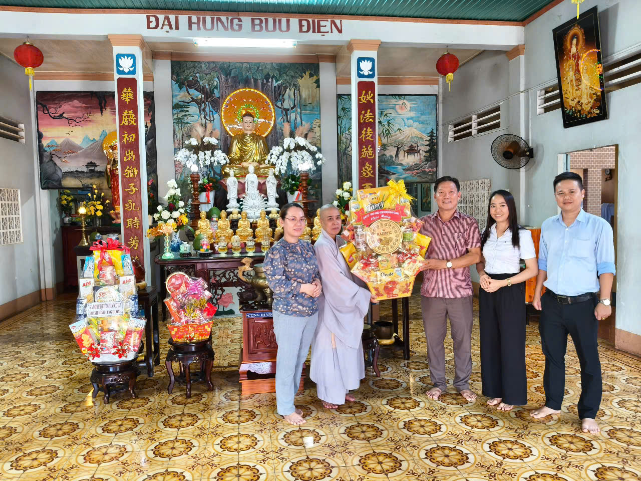 Các đồng chí lãnh đạo xã thăm và chúc mừng Đại lễ Phật đản Chùa Quảng Hạnh.jpg