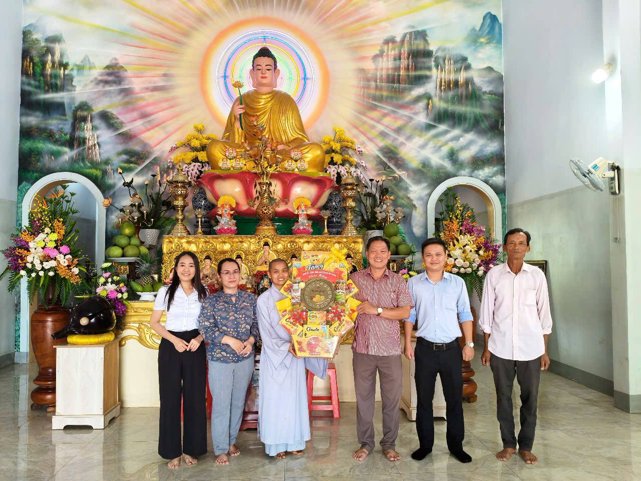 Các đồng chí lãnh đạo xã thăm và chúc mừng Đại lễ Phật đản Chùa Tâm Pháp.jpg